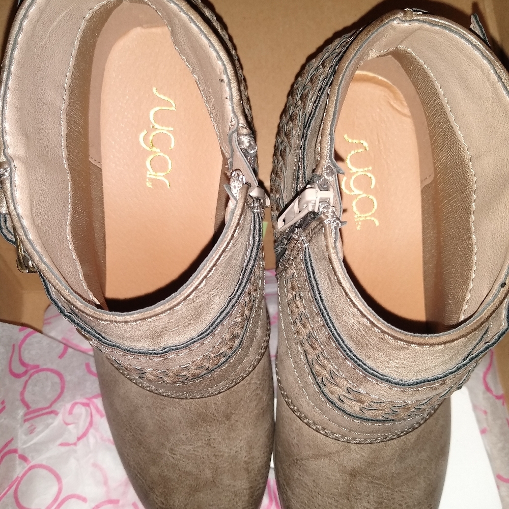 Women's boots size 9